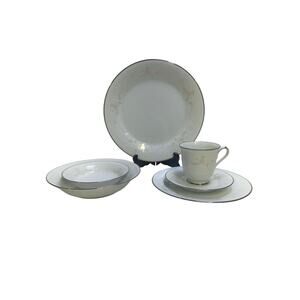 Noritake #2752 Retired 1976-1987 'Temptation' Japan 6-Piece Place Setting